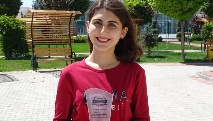 YKS’de AYT eşit ağırlık Türkiye birincisi olan Melike başarısının sırrını anlattı