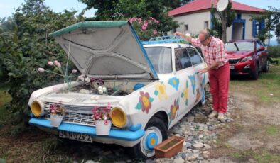 1964 model otomobil çiçekleri ve renkli boyasıyla ilgi odağı oldu