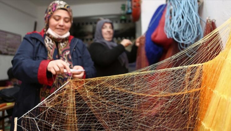 Faroz’da kadınlar balık ağı örüyor