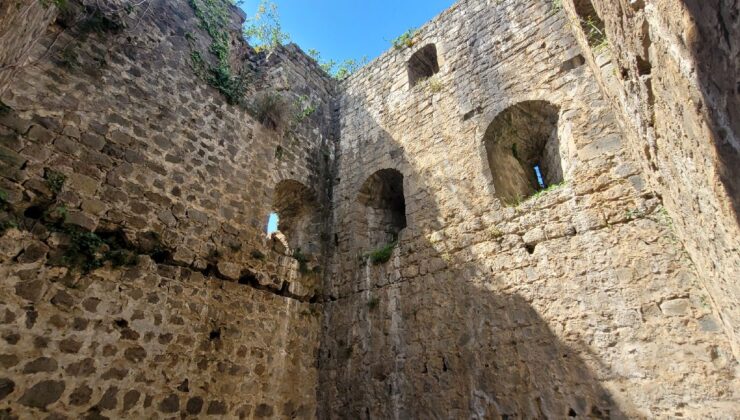 Akçakale Kalesi’nin altından 13’üncü yüzyıla ait kalıntılar çıkıyor