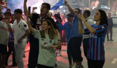 Antalya’da Trabzonspor taraftarları şampiyonluğu kutladı