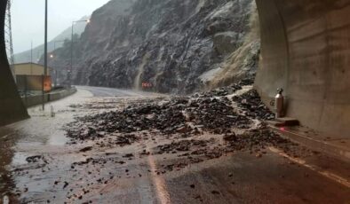 Artvin’de heyelan nedeniyle sürücüler tünelde mahsur kaldı