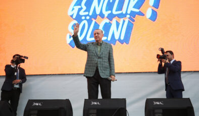 Erdoğan gençlere seslendi: Geleceğe yine omuz omuza yürüyeceğiz