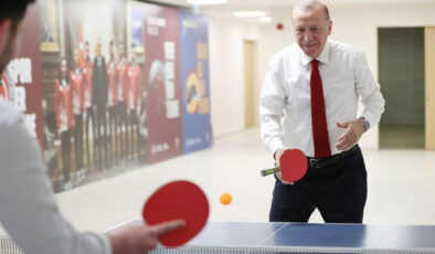 Erdoğan’a masa tenisi oynarken ki raket tutuşu soruldu: Çinlileri, Japonları örnek alıyorum, fena da değil, işe yarıyor