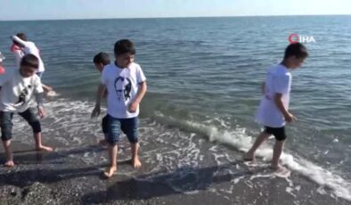 Hayatlarında ilk defa deniz gören Siirtli çocukların büyük mutluluğu
