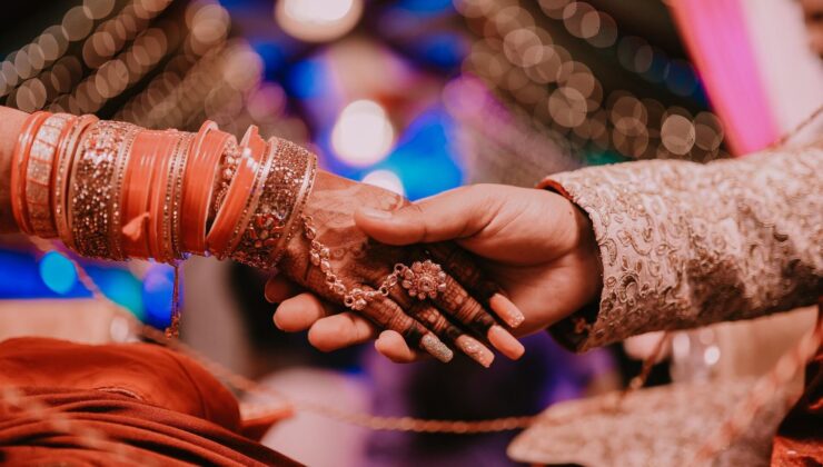 Hindistan’da elektrik gitti, kız kardeşler yanlış damatlarla evlendi