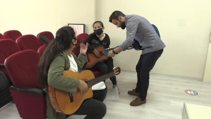 İşitme engelli 3 öğrenci öğretmenlerinin desteğiyle gitar çalmayı öğrendi