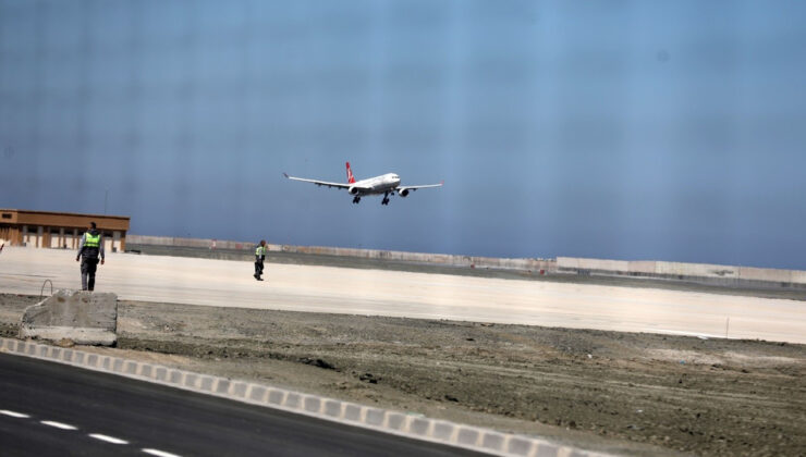 Rize-Artvin Havalimanı’na ilk yolcu uçağı iniş yaptı