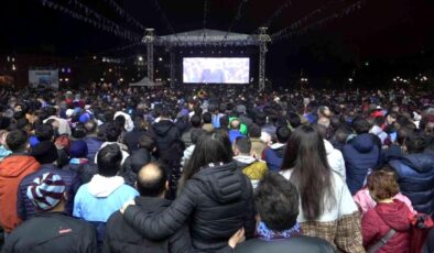 Stada giremeyen binlerce taraftar dev ekranlardan maçı izlediler