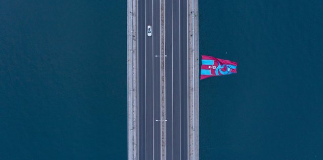 Trabzonspor bayrağı İstanbul’da köprüye asıldı!