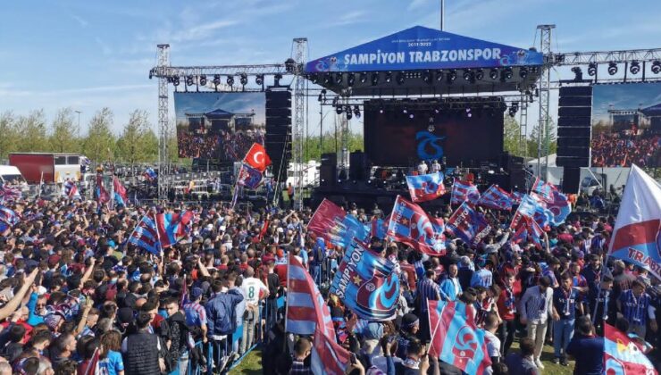 Trabzonspor şampiyonluğu İstanbul’da kutluyor! Yenikapı’da müthiş kalabalık…