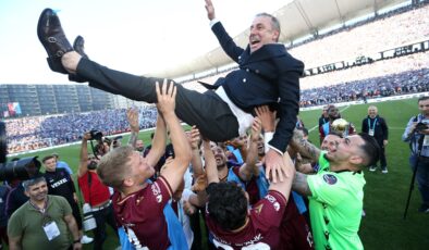 Trabzonspor’un hocası Abdullah Avcı mutluluktan uçuyor