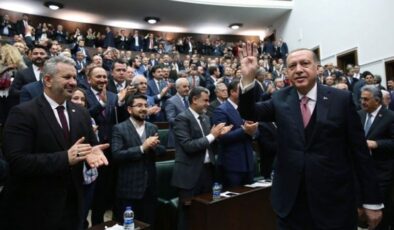 ‘Dezenformasyon yasası’ AKP’de çatlak yarattı: Mahir Ünal ve bazı milletvekilleri imza atmamış
