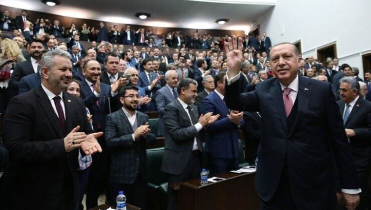 ‘Dezenformasyon yasası’ AKP’de çatlak yarattı: Mahir Ünal ve bazı milletvekilleri imza atmamış