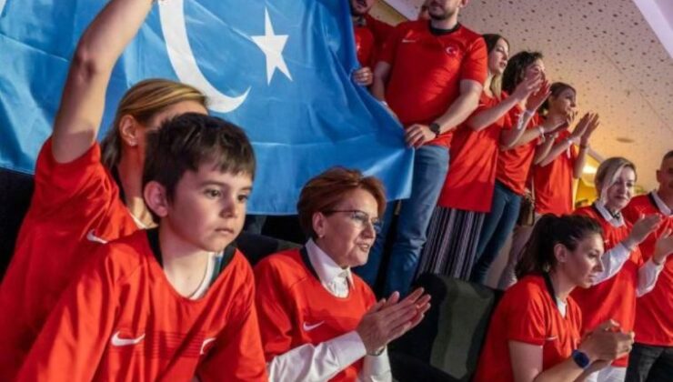 Meral Akşener, Türkiye-Çin voleybol maçını ‘Doğu Türkistan’ bayrağı altında izledi