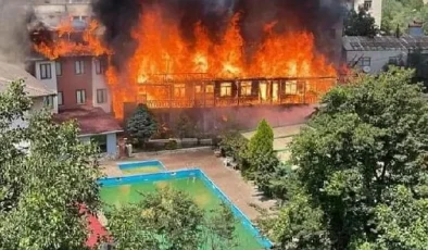 Artvin’de 3 katlı otel, alev alev yandı