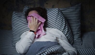 Covid-19’un Omicron varyantının yeni belirtisi ortaya çıktı: Uyurken aşırı terliyorsanız dikkat!