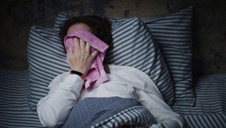 Covid-19’un Omicron varyantının yeni belirtisi ortaya çıktı: Uyurken aşırı terliyorsanız dikkat!