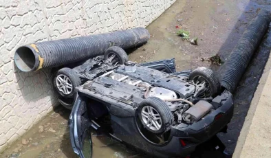 Rize’de park halindeki araca çarpan otomobil dereye uçtu: 2 yaralı