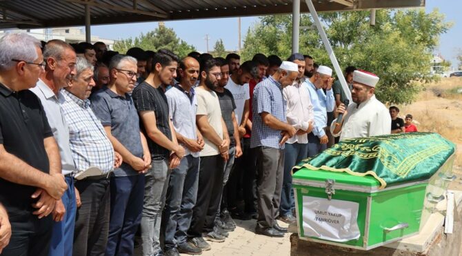 Gaziantep’teki trafik kazasında hayatlarını kaybeden gazeteciler son yolculuklarına uğurlandı
