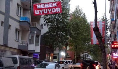 Trabzon’da Araç gürültüsünden uyuyamayan bebeği için caddeye “Bebek uyuyor” afişi astı