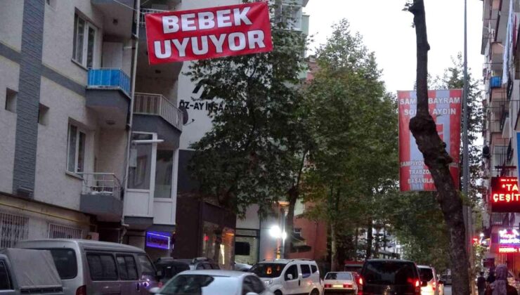 Trabzon’da Araç gürültüsünden uyuyamayan bebeği için caddeye “Bebek uyuyor” afişi astı