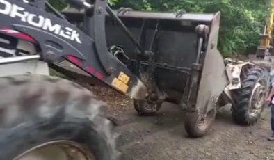 Traktörün devrilmesi sonucu baba hayatını kaybetti, oğlu yaralandı