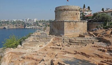 Antalya’nın simgelerinden Hıdırlık Kulesi’ndeki kazılarda sona yaklaşıldı