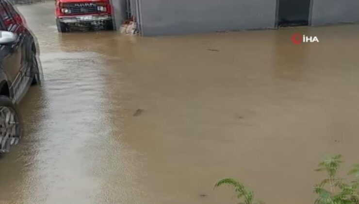 Arhavi’de şiddetli yağış su taşkınlarına neden oldu