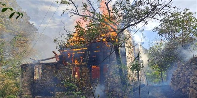 Artvin’de yangın: 4 katlı bina kullanılamaz hale geldi