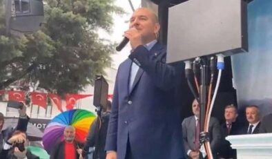 Belediye Başkanı Recep Çebi renkli şemsiyeli adamdan özür diledi