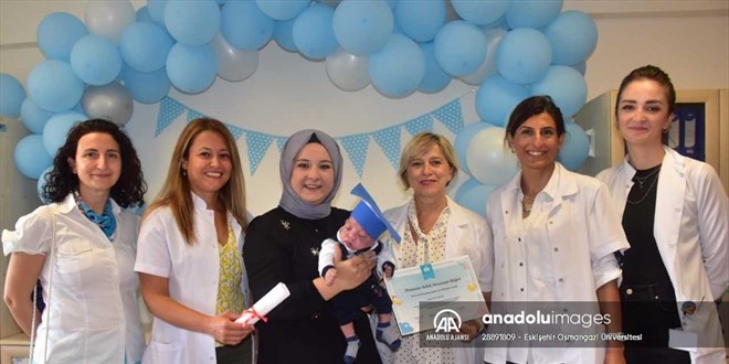 Eskişehir’de prematüre bebek 6 ay sonra ‘mezuniyet belgesi’ ile taburcu edildi