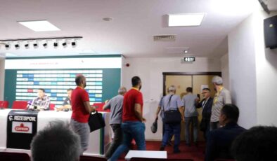 Gazeteciler Bayram Bektaş’ı protesto ederek salondan ayrıldı