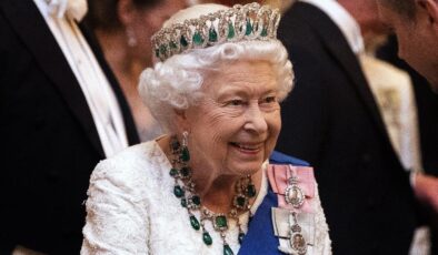Kraliçe 2. Elizabeth hangi kıyafet ve mücevherler ile gömülecek?