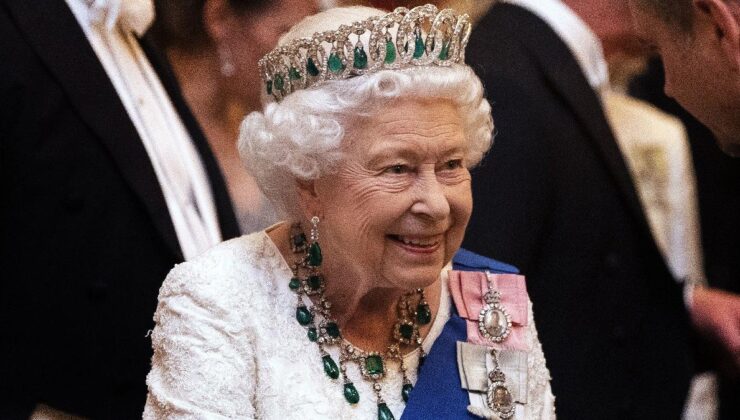 Kraliçe 2. Elizabeth hangi kıyafet ve mücevherler ile gömülecek?