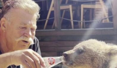 Nuri Alço yavru ayıyı gazozla besledi