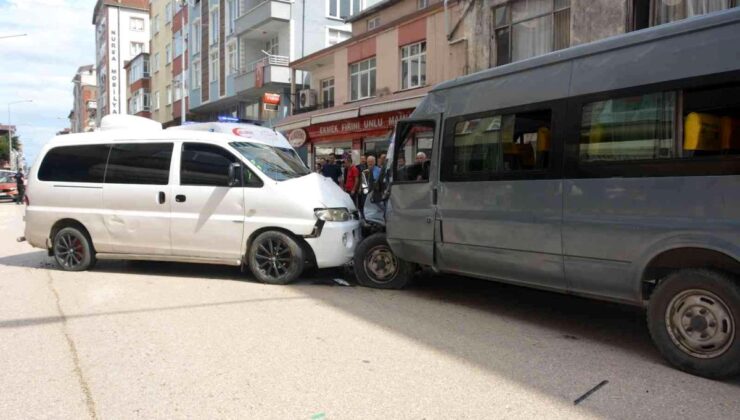 Ordu’da minibüsler çarpıştı: 2 yaralı