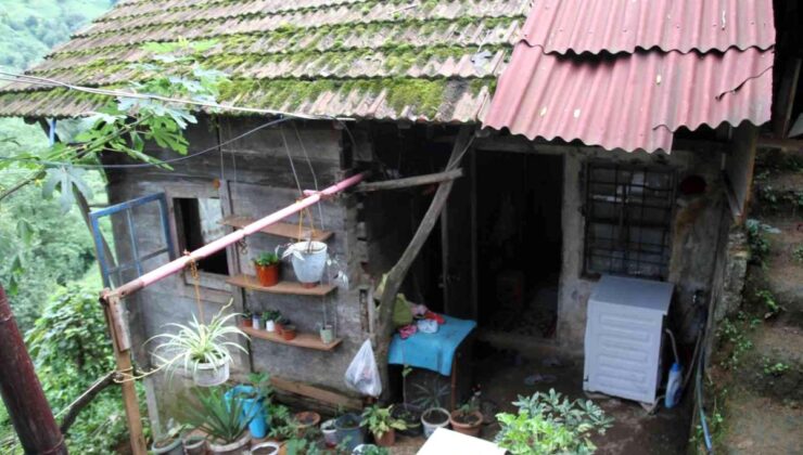 Rize’de ihtiyaç sahibi bir ailenin evini yaptırabilmek için köy sakinleri seferber oldu