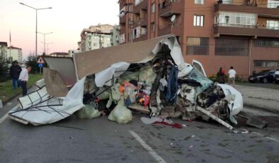 Samsun’da Elektrik direğine çarpan kamyonet hurdaya döndü: 1 ölü, 1 yaralı