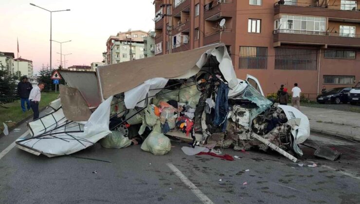 Samsun’da Elektrik direğine çarpan kamyonet hurdaya döndü: 1 ölü, 1 yaralı