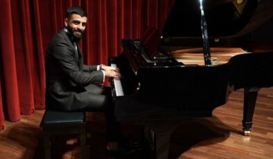 Trabzonsporlu Umut Bozok, piyanoda hünerlerini sergiledi