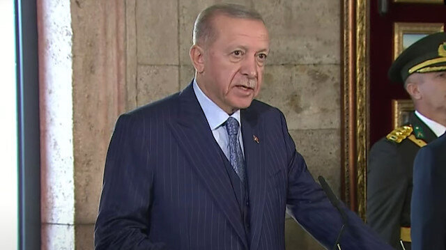 Cumhurbaşkanı Erdoğan Anıtkabir’de: Bu tarihi günü TOGG’un açılışı ile taçlandırıyoruz