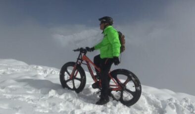 Karla kaplı yaylada bisikletle gezinti