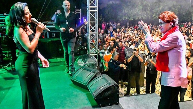 Meral Akşener, Melek Mosso’nun söylediği şarkıya eşlik etti