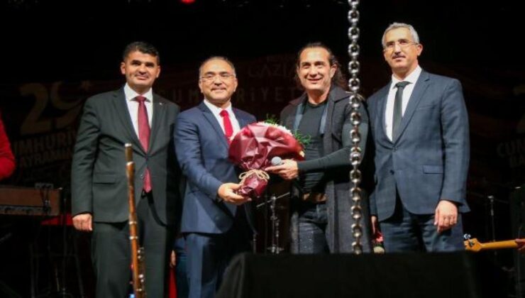 Şarkıcı Kıraç Cumhuriyet Bayramı coşkusunu Gazianteplilerle yaşadı