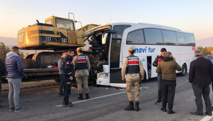Amasya’da otobüs tıra çarptı: 1 ölü