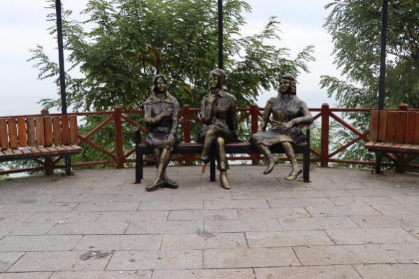 Ordu’da ‘üç kız’ heykelinden birinin ayağı kırılarak tahrip edildi
