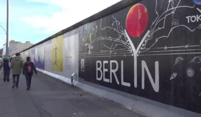 Soğuk Savaş’ın sembolü Berlin Duvarı’nın yıkılışının üzerinden 33 yıl geçti