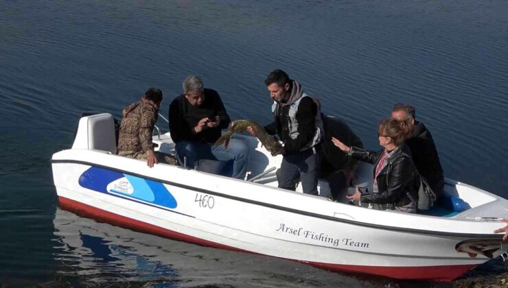 Yarım santimle rakibinin Türkiye rekorunu kırdı: En uzun turna balığını yakaladı