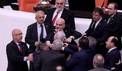 AKP Grup Başkanvekili Elitaş, İYİ Partili Örs’ü yumruklayan AKP’li Zafer Işık’ın kaburgasının kırıldığını iddia etti
